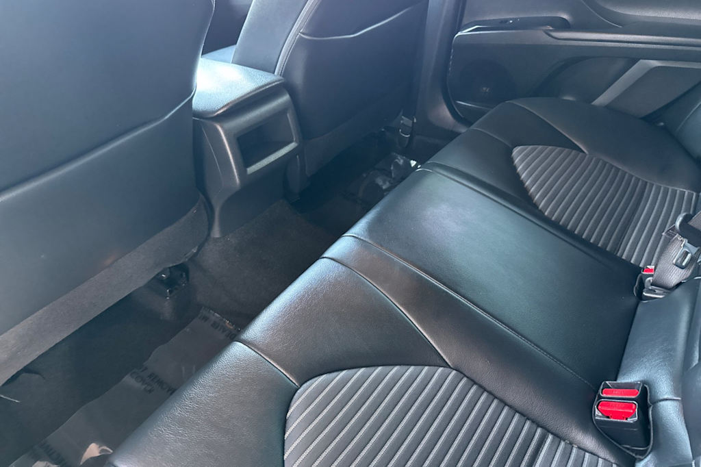 2020 Toyota Camry SE 10