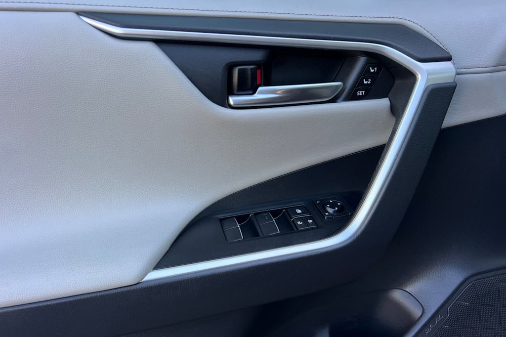 Thumbnail: 2021 Toyota RAV4 - 21