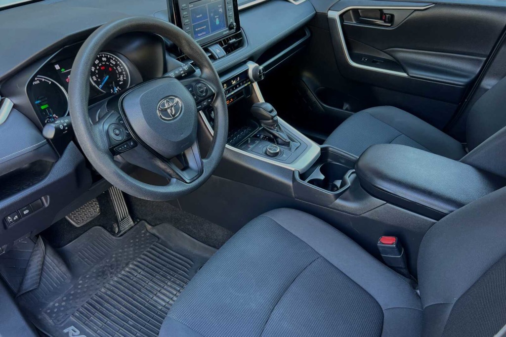 2020 Toyota RAV4 LE 8