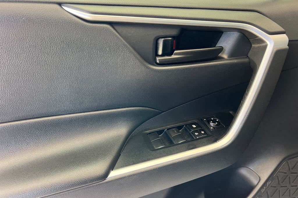 Thumbnail: 2021 Toyota RAV4 - 21