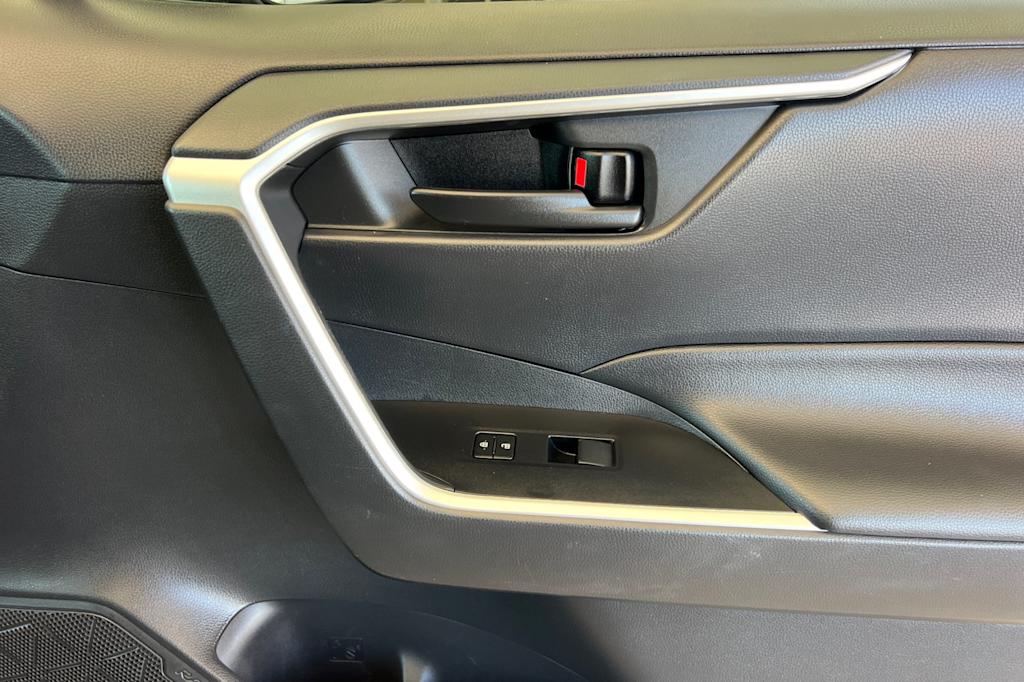 Thumbnail: 2021 Toyota RAV4 - 23