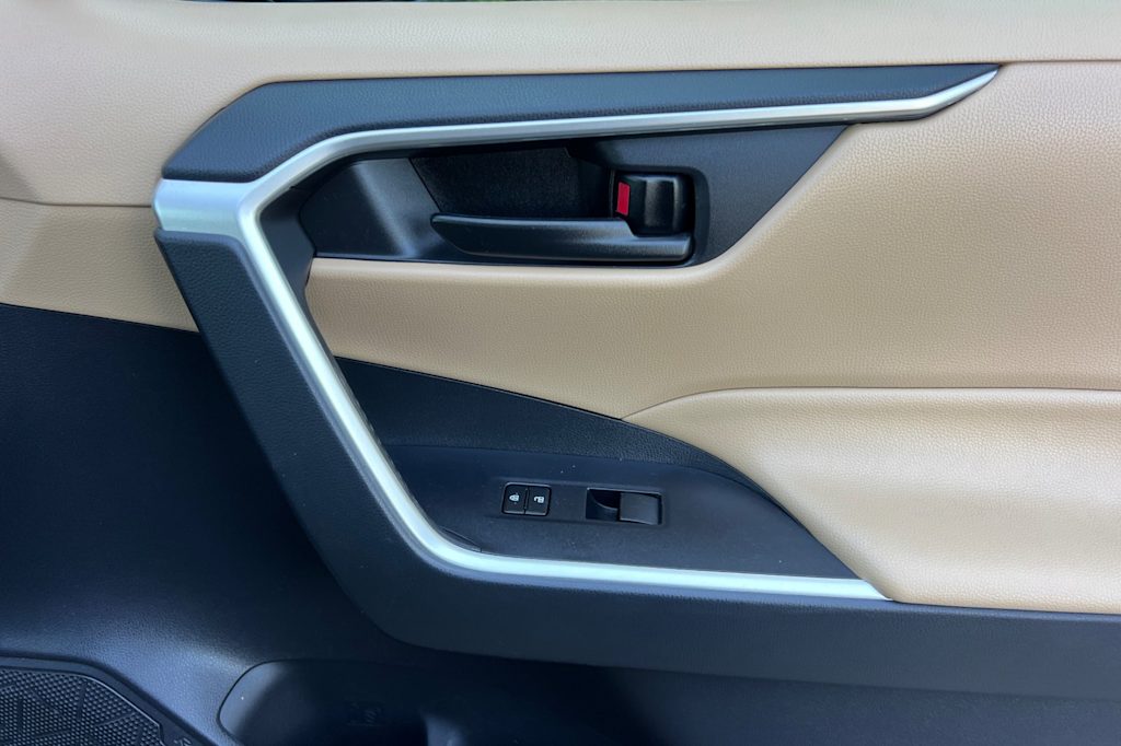 Thumbnail: 2022 Toyota RAV4 - 24