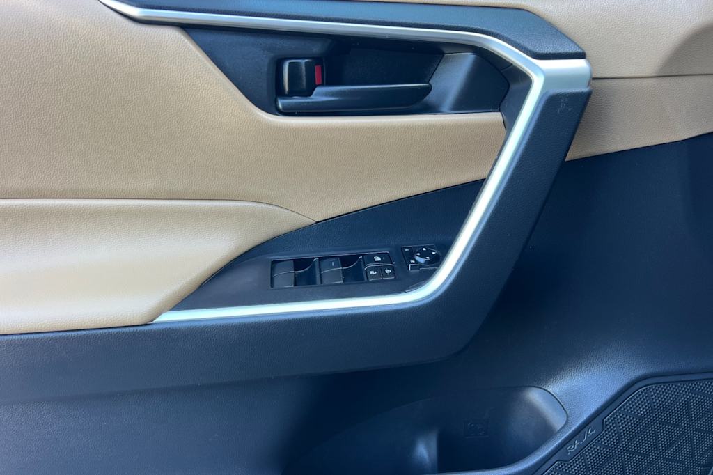 Thumbnail: 2022 Toyota RAV4 - 21