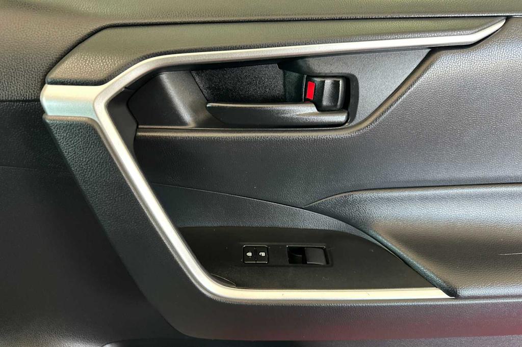 Thumbnail: 2020 Toyota RAV4 - 25