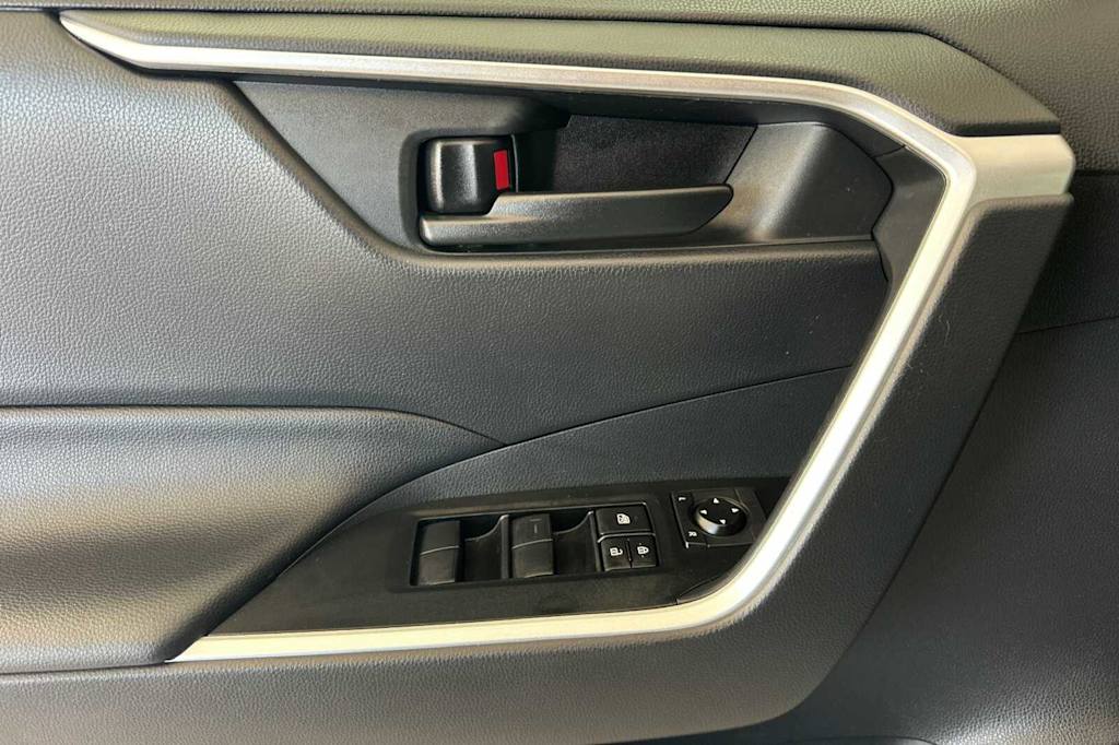 Thumbnail: 2020 Toyota RAV4 - 21