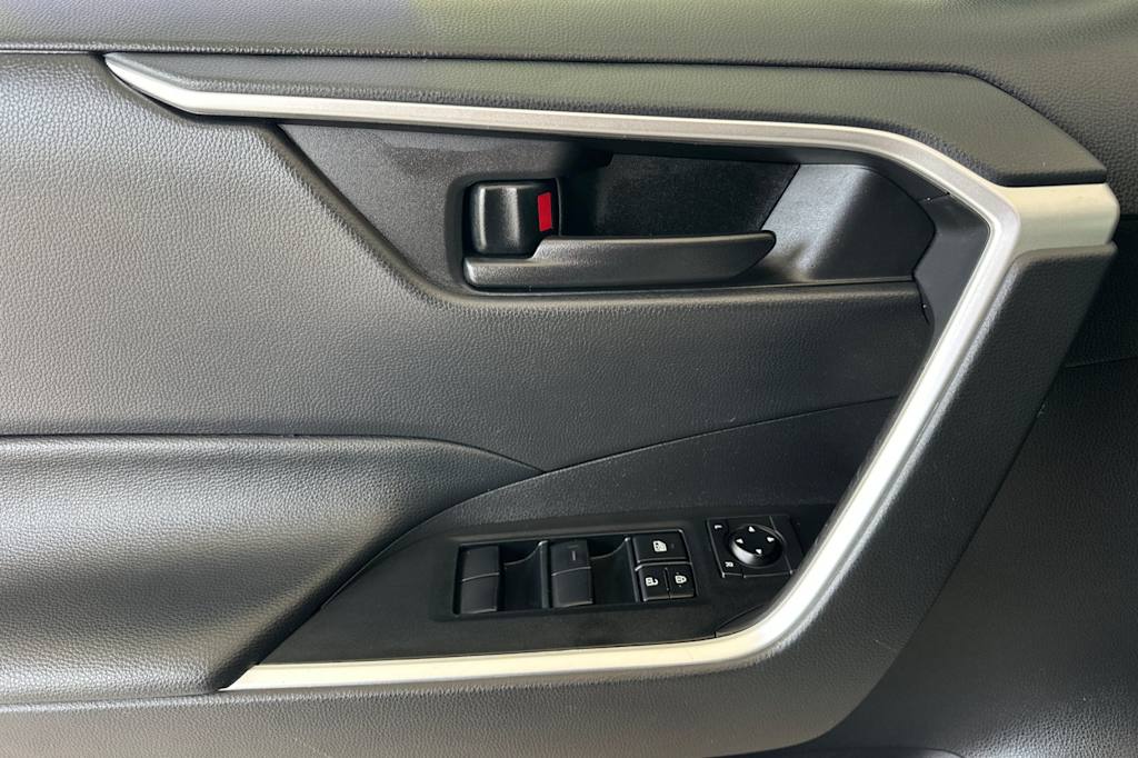 Thumbnail: 2022 Toyota RAV4 - 20