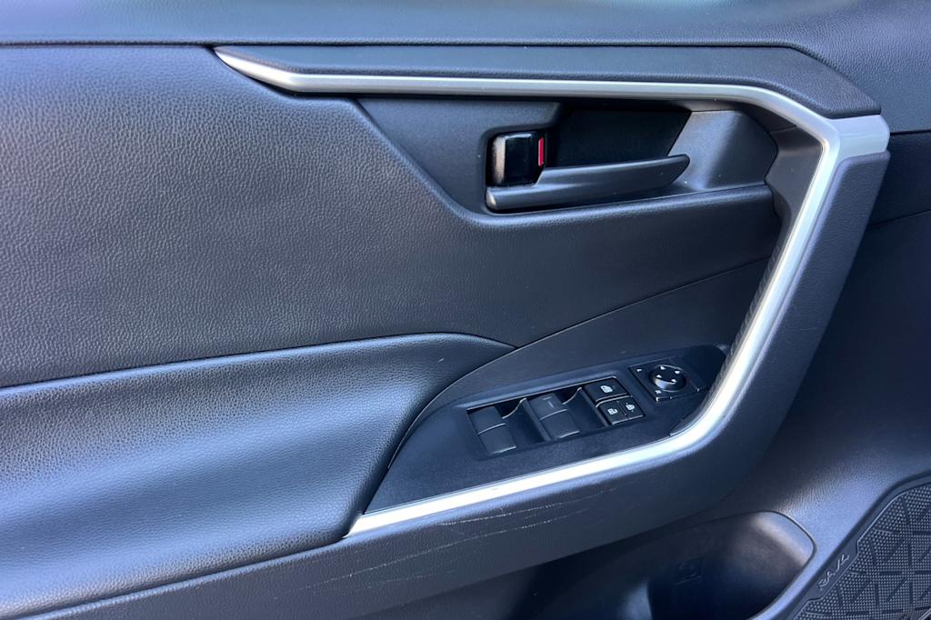 Thumbnail: 2021 Toyota RAV4 - 21