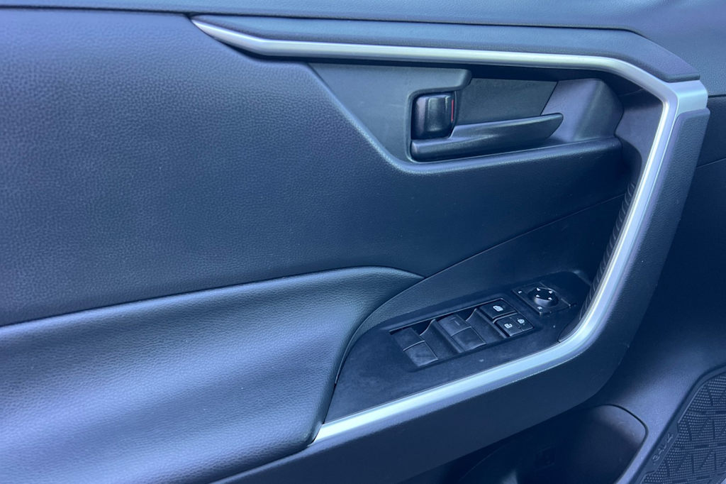 Thumbnail: 2021 Toyota RAV4 - 21