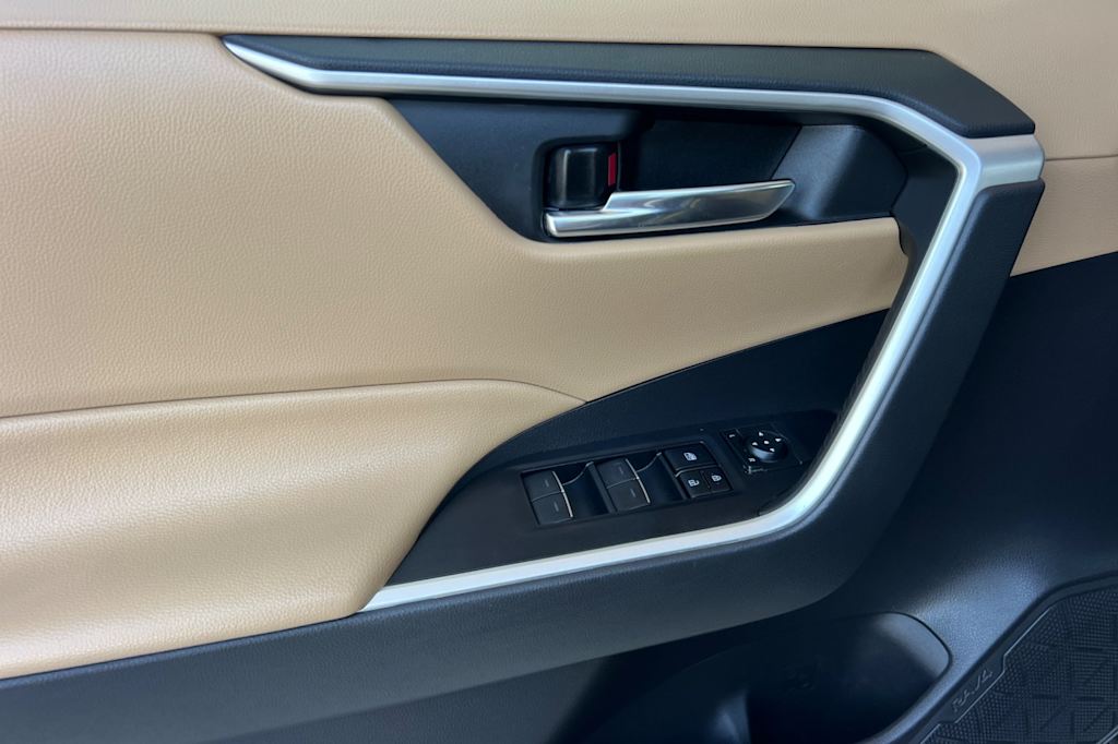 Thumbnail: 2022 Toyota RAV4 - 20