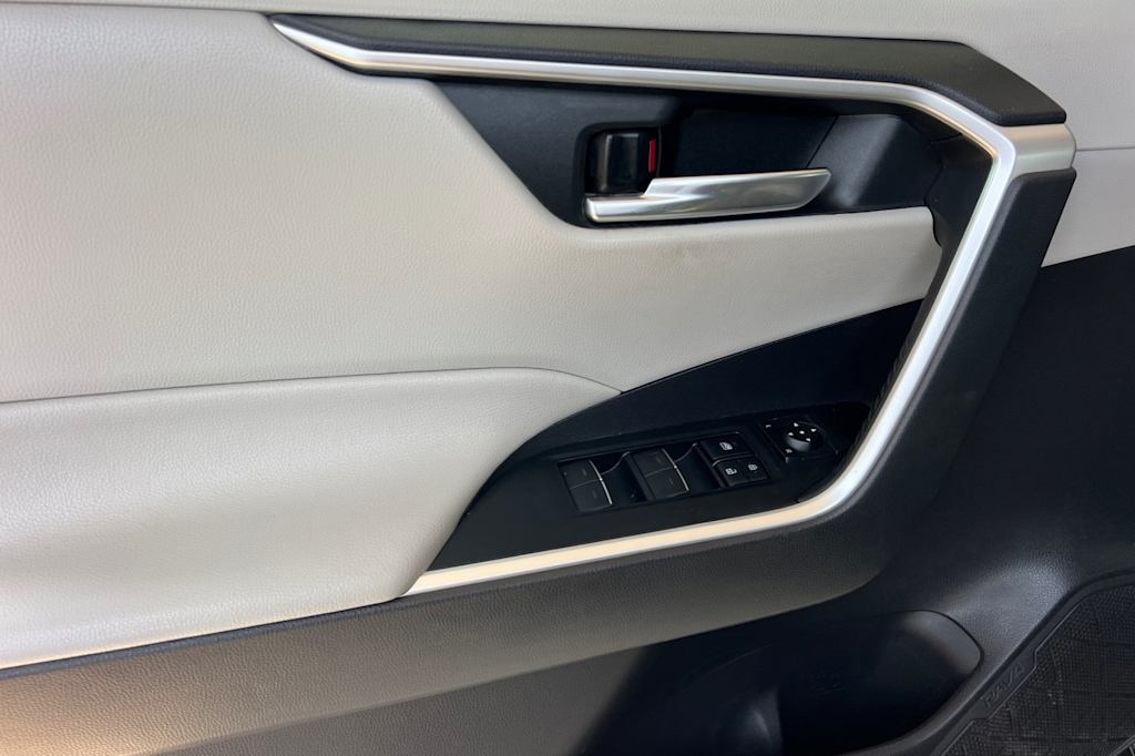 Thumbnail: 2022 Toyota RAV4 - 21
