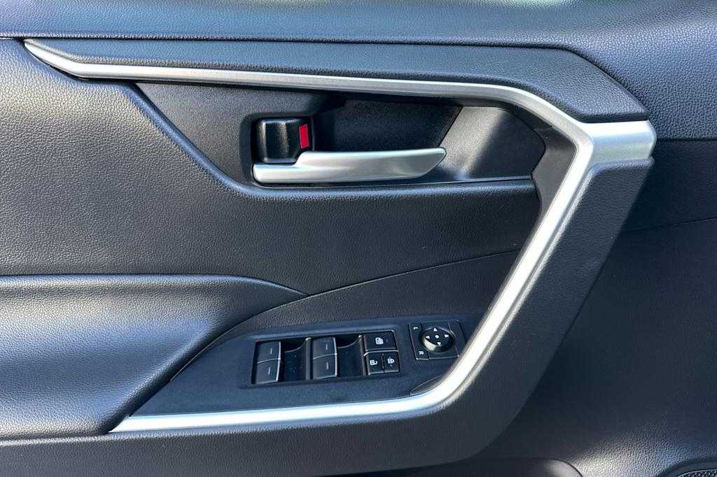 Thumbnail: 2023 Toyota RAV4 - 21