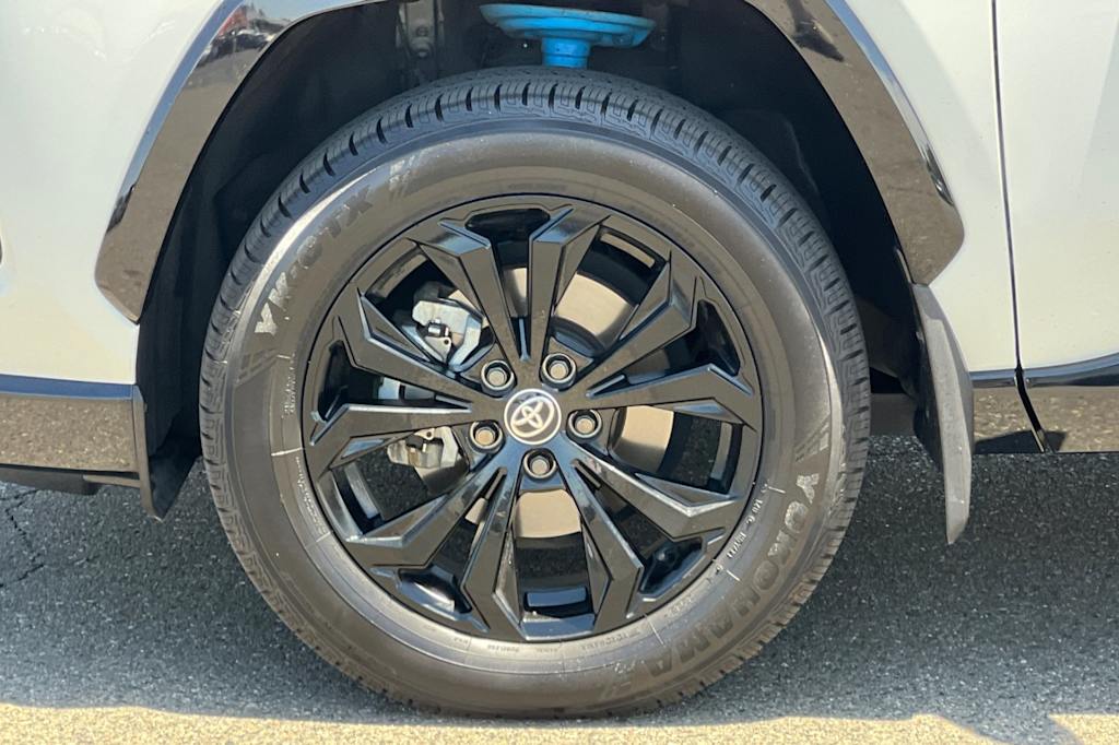 Thumbnail: 2022 Toyota RAV4 - 8