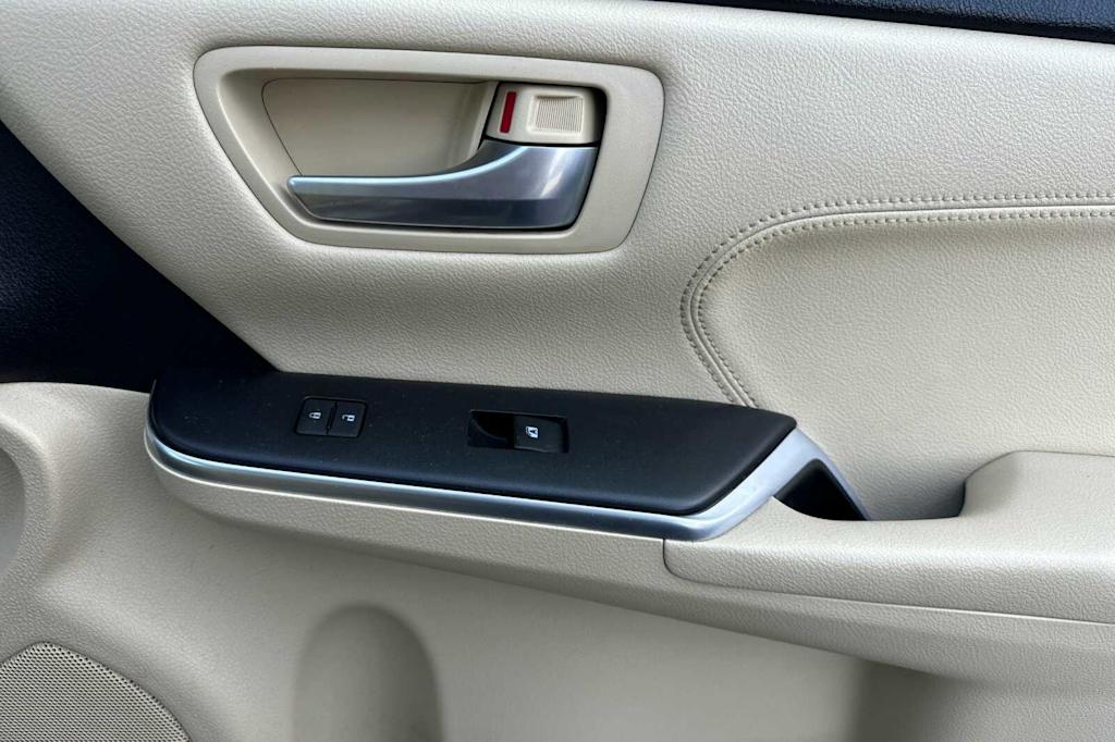2015 Toyota Camry XLE 24