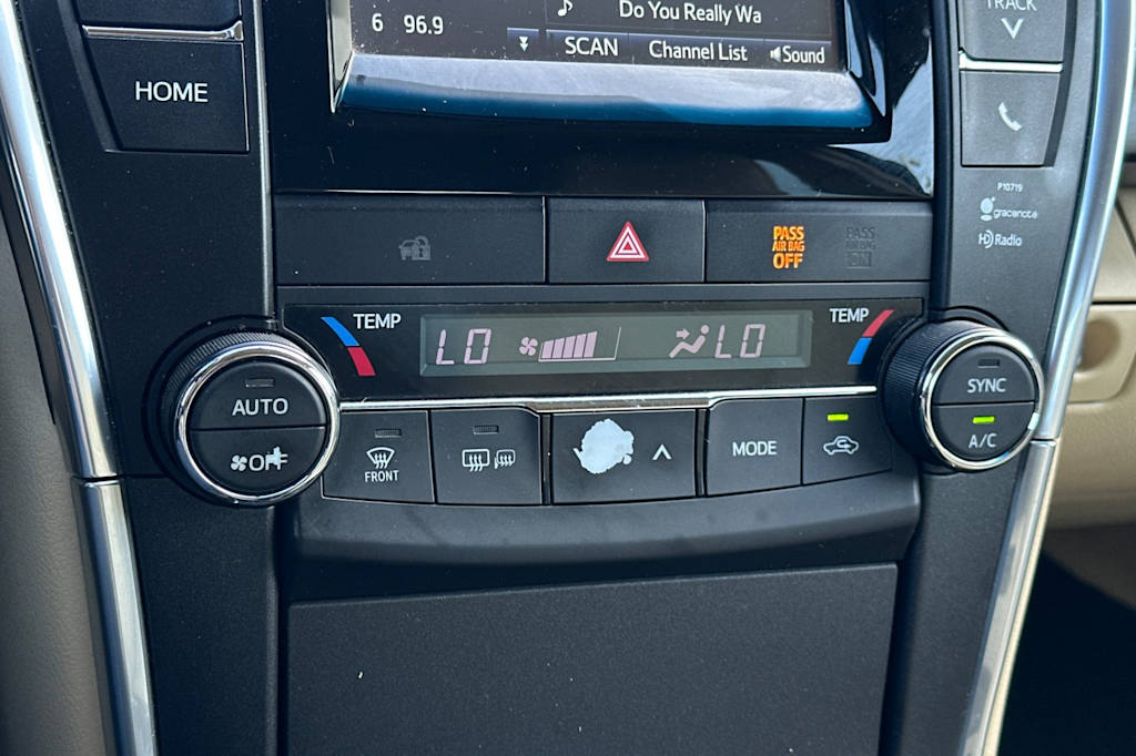 2015 Toyota Camry XLE 26