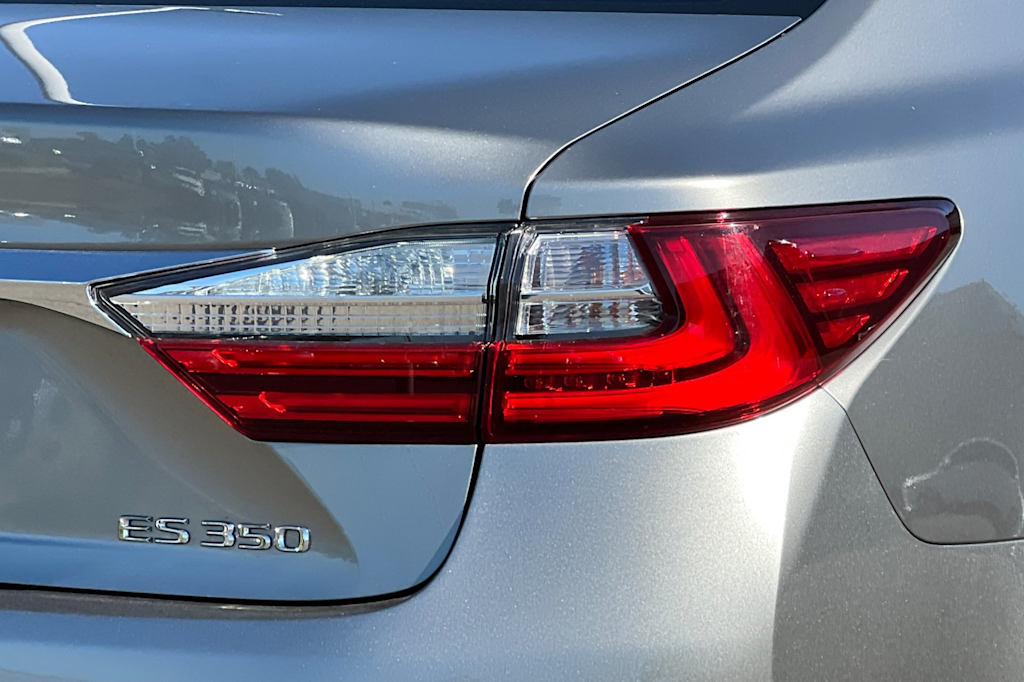 Thumbnail: 2018 Lexus ES - 33