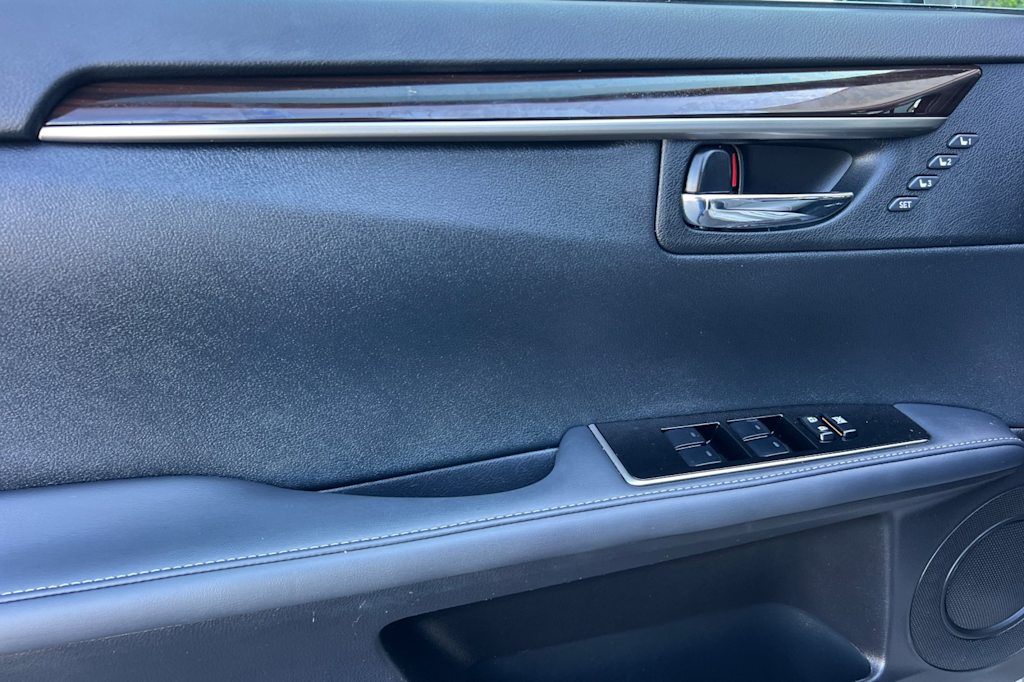 Thumbnail: 2018 Lexus ES - 19