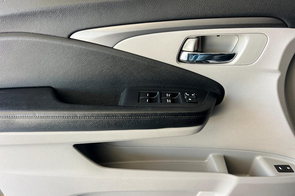 Thumbnail: 2016 Honda Pilot - 21