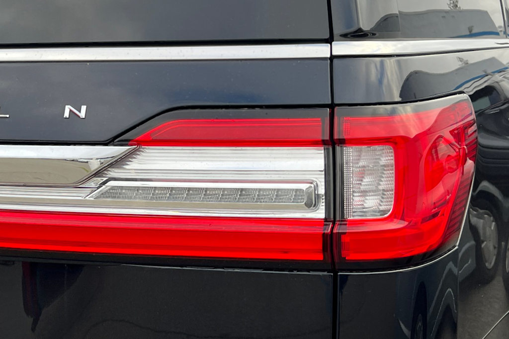 Thumbnail: 2021 Lincoln Navigator L - 16