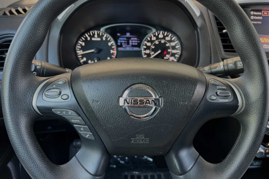 2018 Nissan Pathfinder S 27