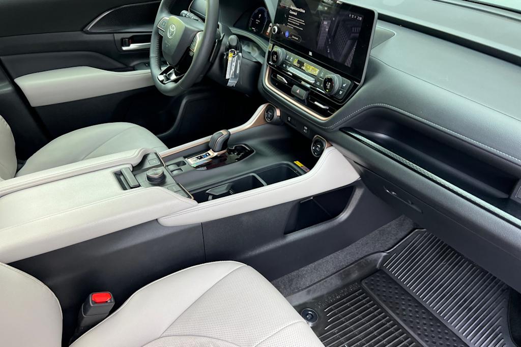 Thumbnail: 2026 Toyota Grand Highlander - 12