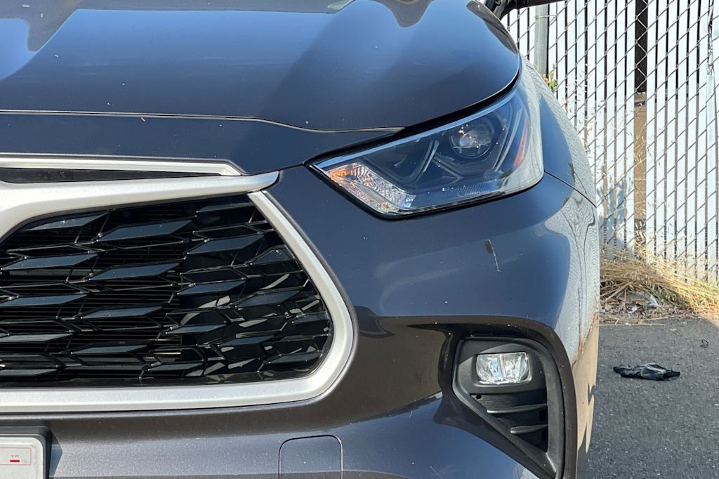 Thumbnail: 2022 Toyota Highlander - 16