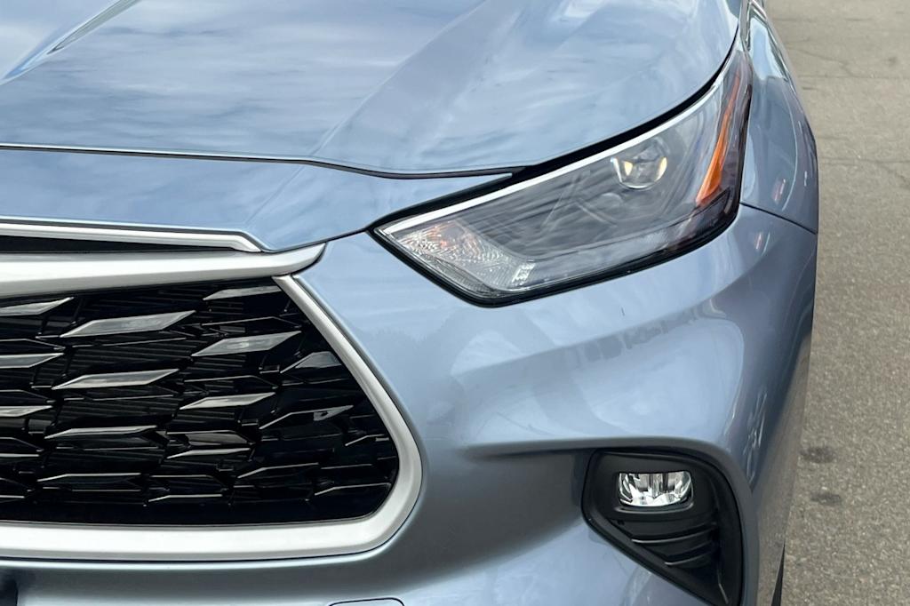 Thumbnail: 2023 Toyota Highlander - 13