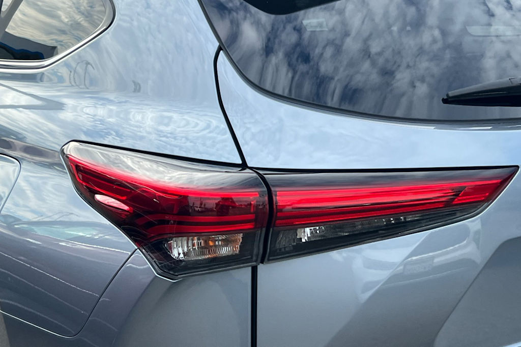 Thumbnail: 2023 Toyota Highlander - 21