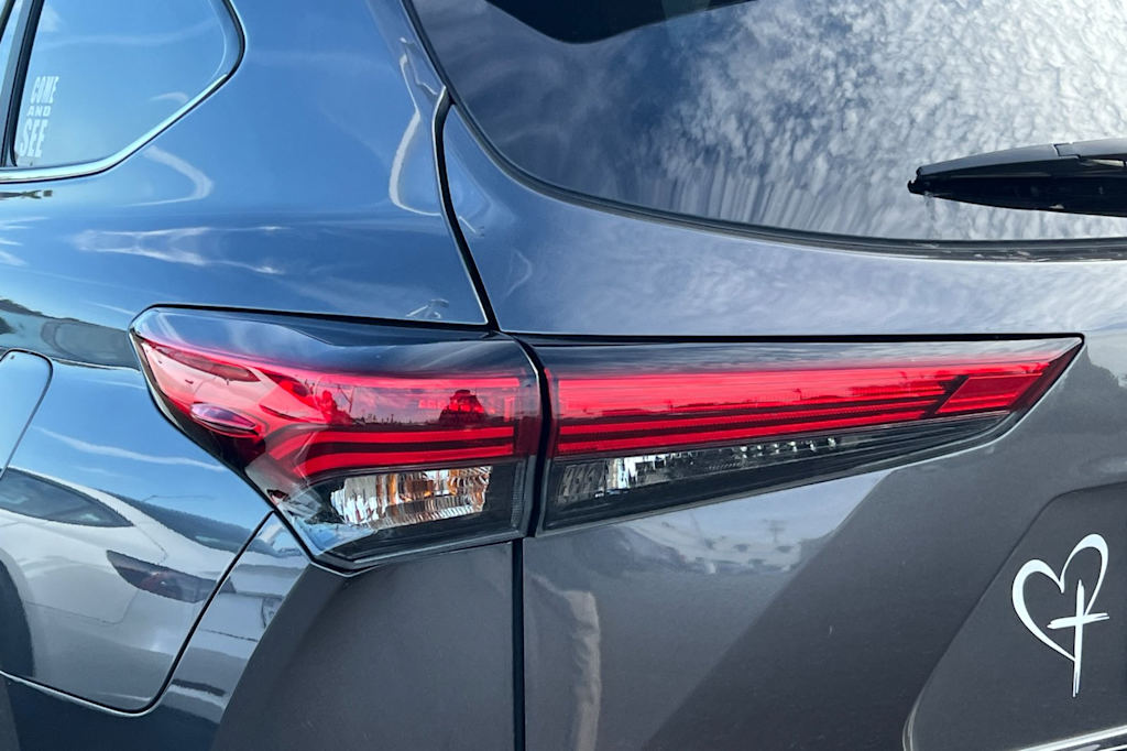 Thumbnail: 2023 Toyota Highlander - 21