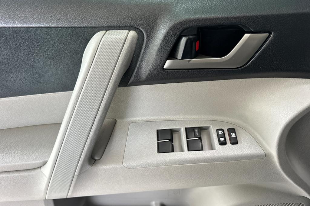 Thumbnail: 2013 Toyota Highlander - 22