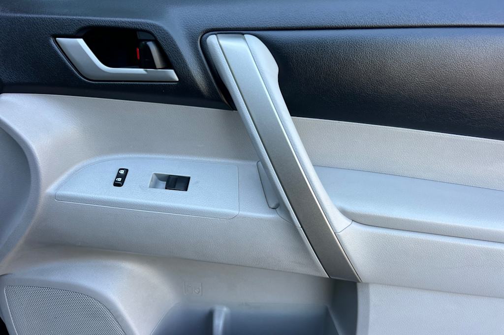 Thumbnail: 2013 Toyota Highlander - 27