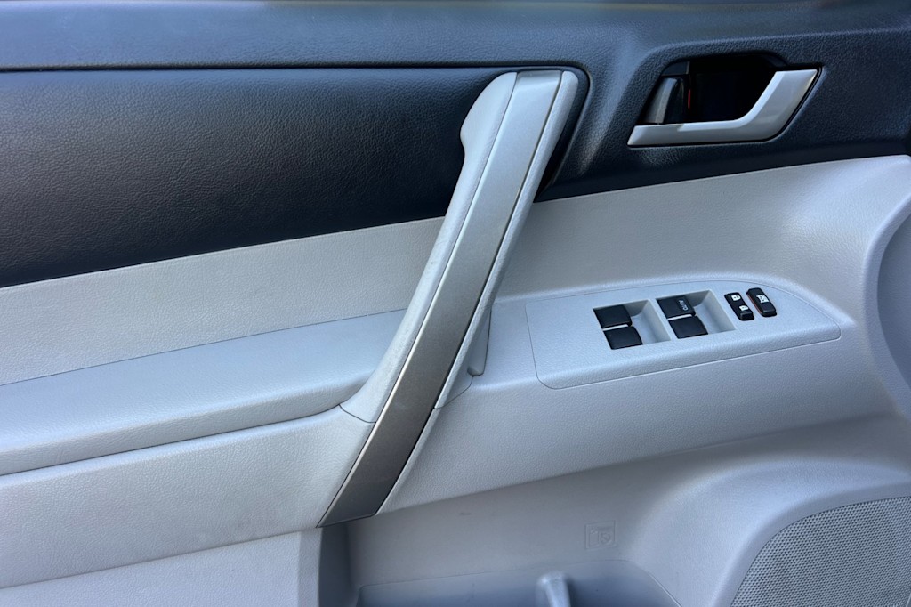 Thumbnail: 2013 Toyota Highlander - 21