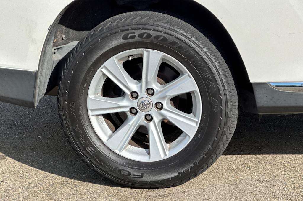 Thumbnail: 2013 Toyota Highlander - 21