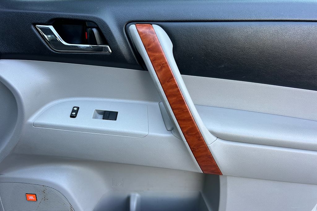 Thumbnail: 2010 Toyota Highlander - 25