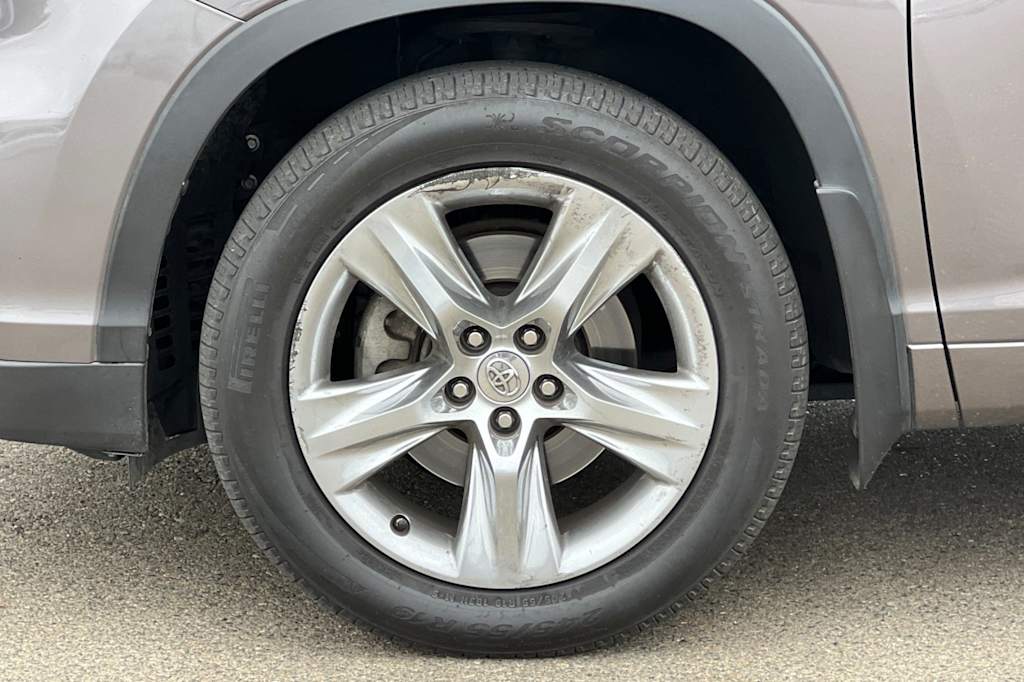 Thumbnail: 2014 Toyota Highlander - 8