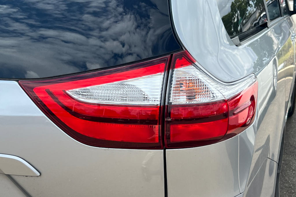 Thumbnail: 2018 Toyota Sienna - 18