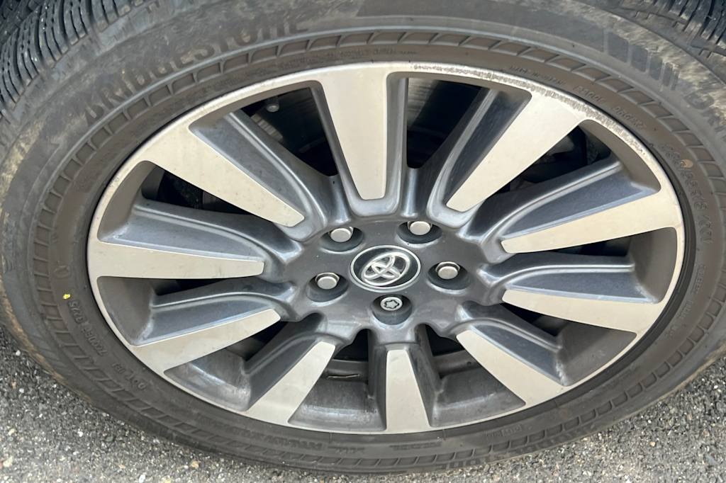 Thumbnail: 2018 Toyota Sienna - 15