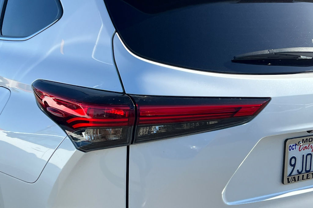 Thumbnail: 2023 Toyota Highlander - 21