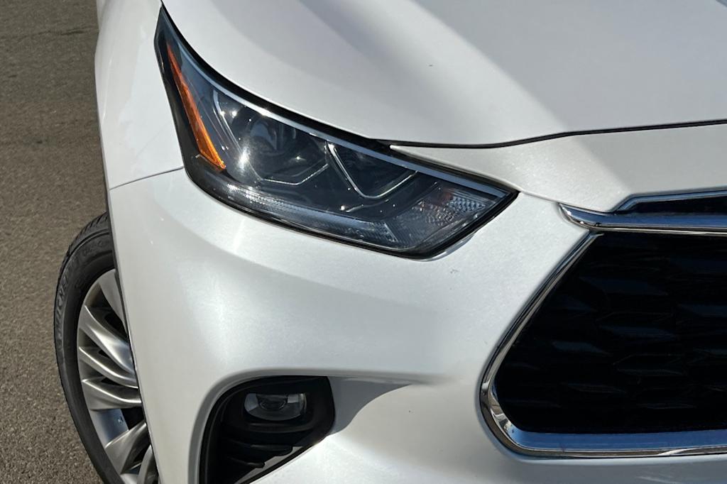 Thumbnail: 2023 Toyota Highlander - 16