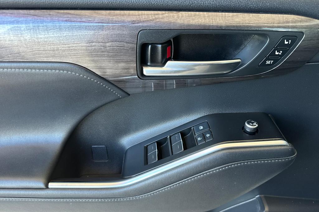 Thumbnail: 2021 Toyota Highlander - 21