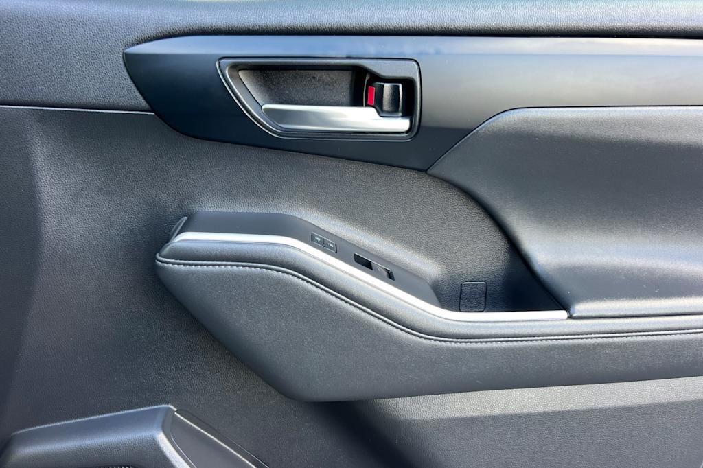 Thumbnail: 2022 Toyota Highlander - 13