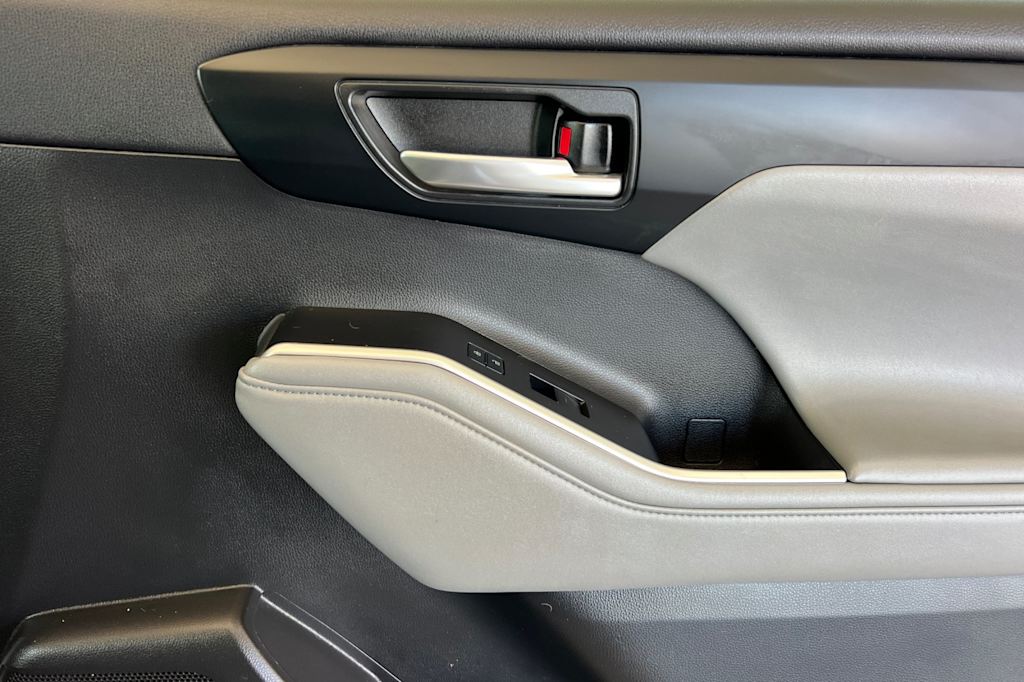 Thumbnail: 2021 Toyota Highlander - 14