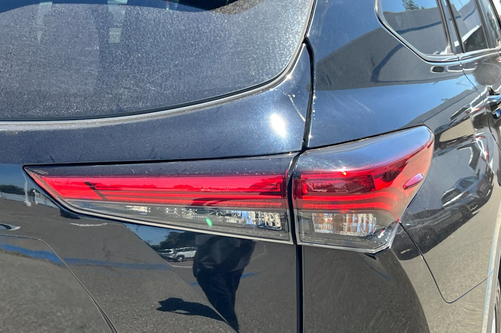 Thumbnail: 2023 Toyota Highlander - 18