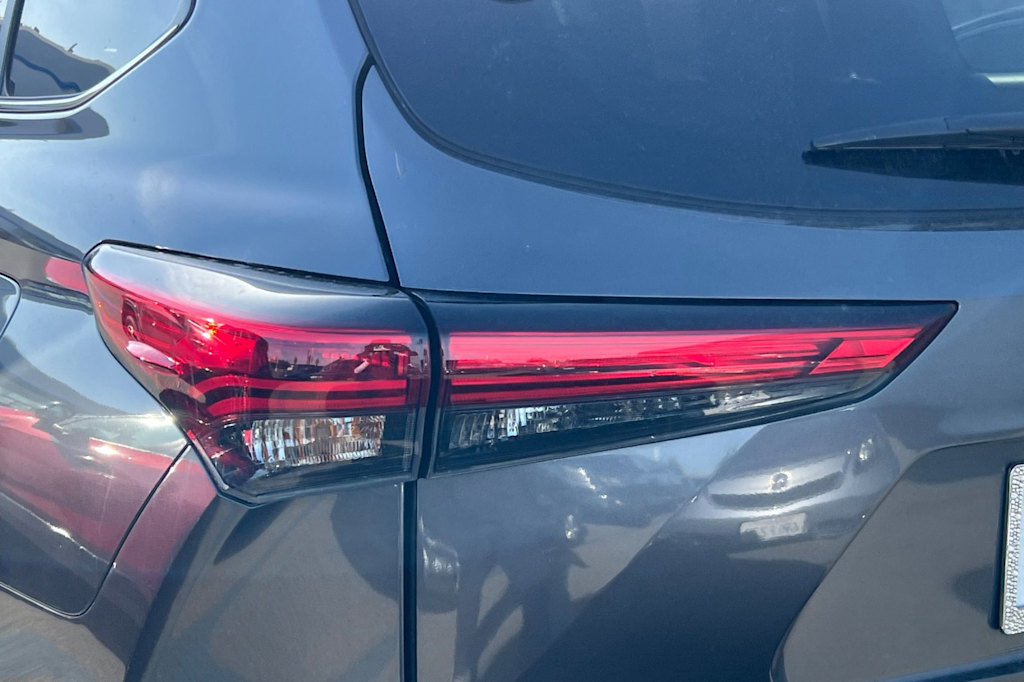 Thumbnail: 2023 Toyota Highlander - 21