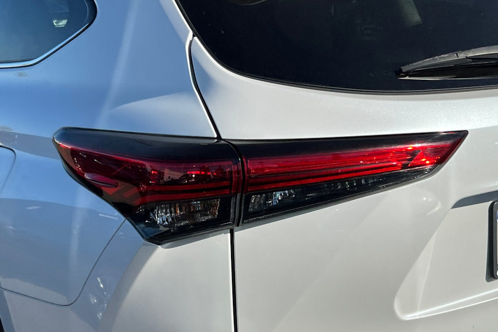 Thumbnail: 2023 Toyota Highlander - 21