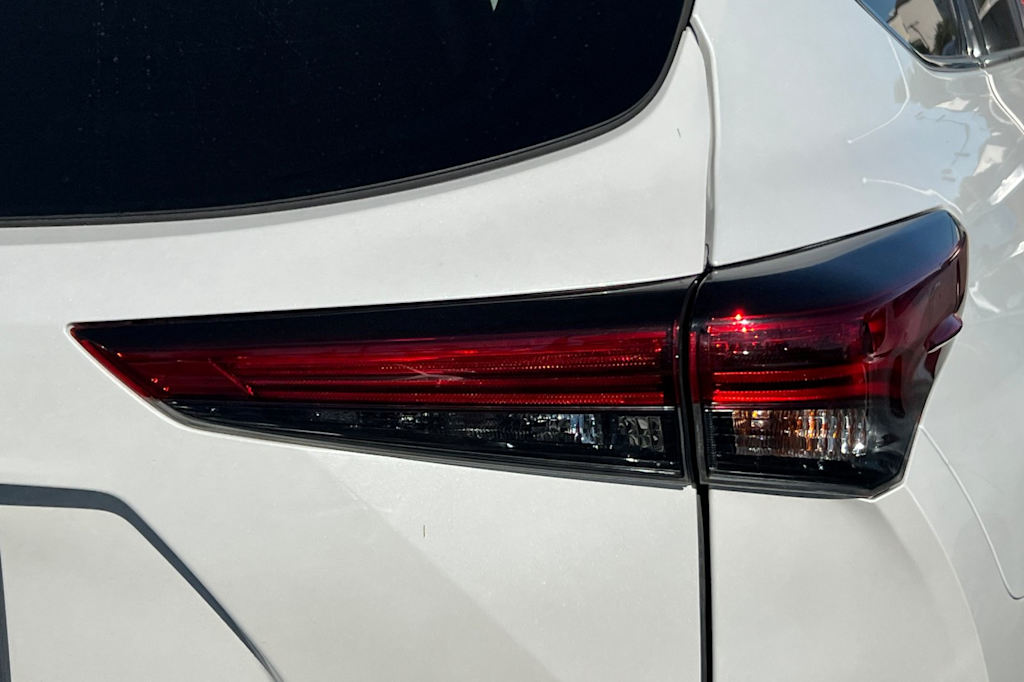 Thumbnail: 2023 Toyota Highlander - 19