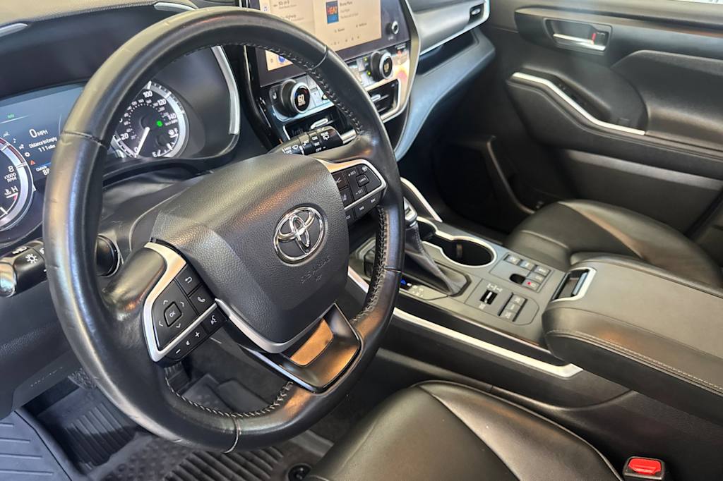 Thumbnail: 2023 Toyota Highlander - 9