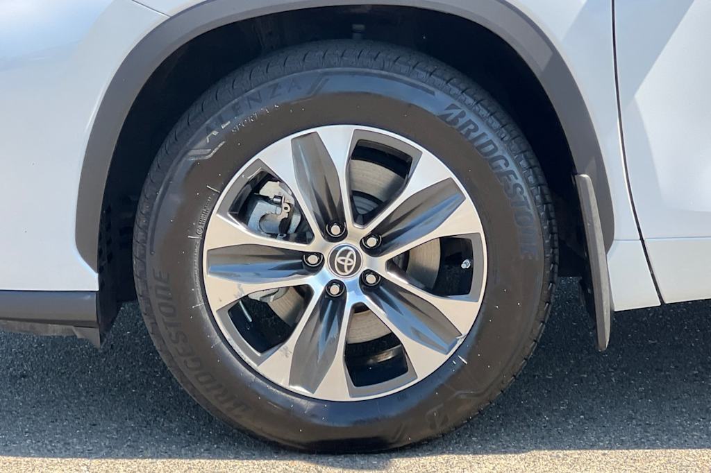 Thumbnail: 2023 Toyota Highlander - 8