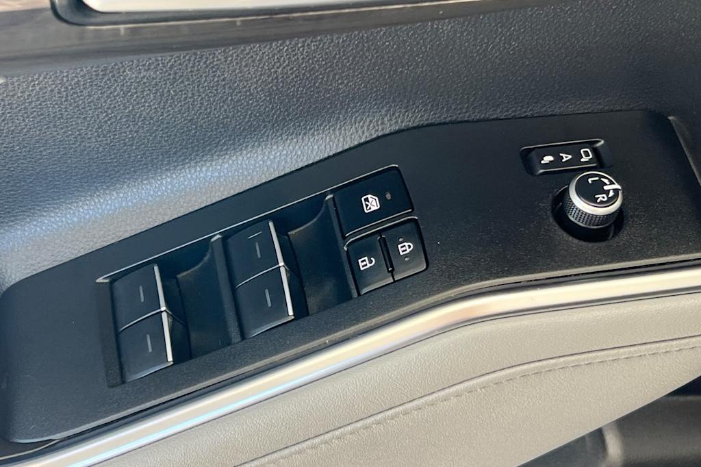 Thumbnail: 2023 Toyota Highlander - 21