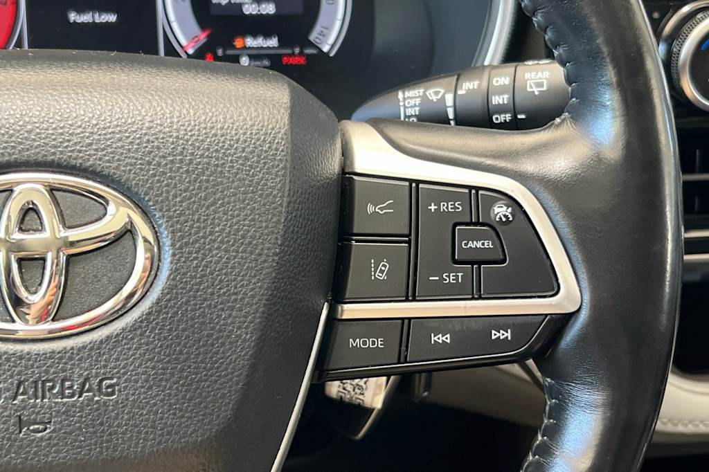 Thumbnail: 2023 Toyota Highlander - 32
