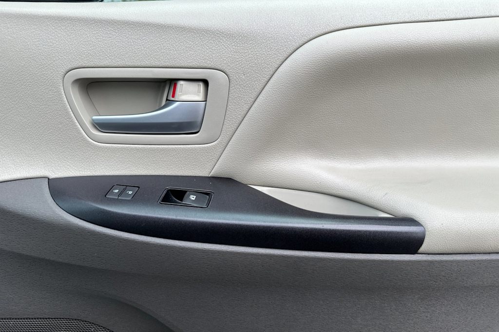 Thumbnail: 2015 Toyota Sienna - 25